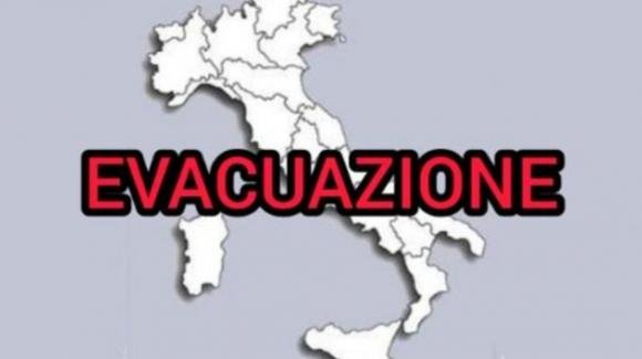 Italia, maxi evacuazione in corso: persone costrette a lasciare le proprie abitazioni