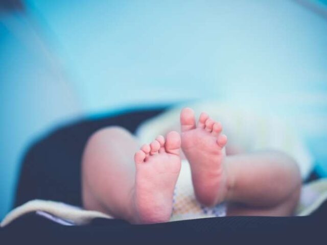 Mamma viene svegliata dalle grida disperate della bimba di sole 7 settimane