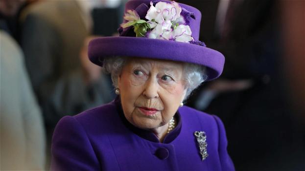 Regina Elisabetta, la sua ultima foto mostra un dettaglio inquietante sulla mano