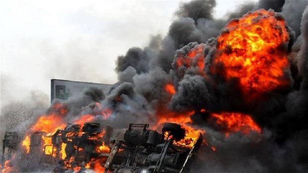 “Una strage”. Esplosione sulla statale: decine di morti e feriti