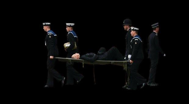 Funerali Regina Elisabetta, “Non ha retto”: portato via d’urgenza in barella. Ecco cosa sta succedendo