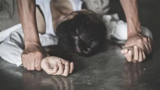 Sorprende il marito ad abusare della figlia: lo massacra con 185 coltellate