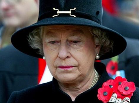 Regina Elisabetta II, “Nella bara insieme a lei”: sconcerto a Londra