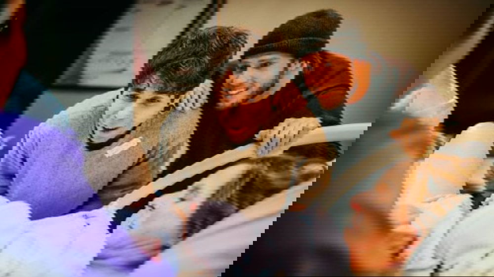 Il figlio gay desidera diventare padre. Il dono della mamma a 61 anni