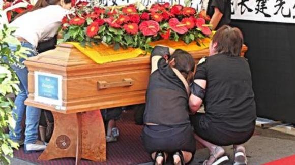 Funerali dei cinesi in Italia: sembra non muoia nessuno, come è possibile? Ecco la spiegazione