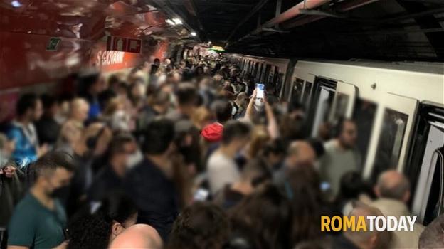 Italia, disastro alla stazione della metro. Centinaia di persone nel panico, traffico completamente bloccato