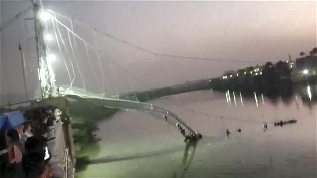 Terribile tragedia, il ponte è crollato: numerosi morti e feriti