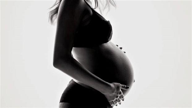Tira un calcio alla pancia della compagna incinta: muore il bimbo