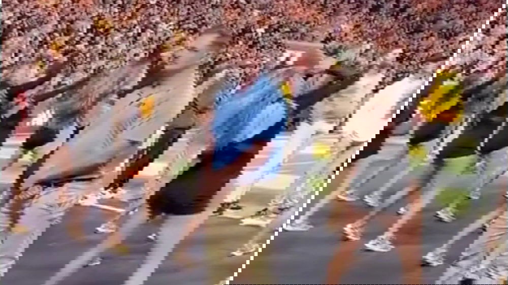 Un uomo della sicurezza viene inquadrato ma c’è qualcosa di strano: nessuno lo poteva sapere