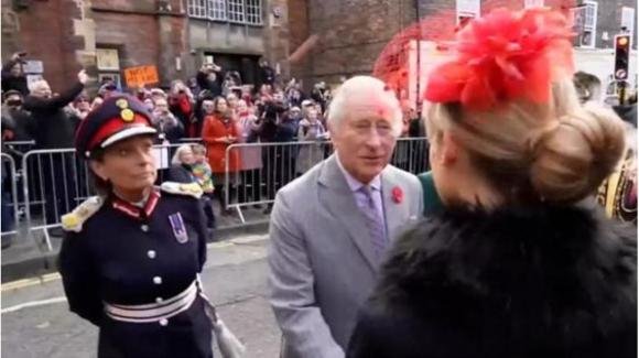 Re Carlo e Camilla umiliati in pubblico, il video choc fa il giro del mondo