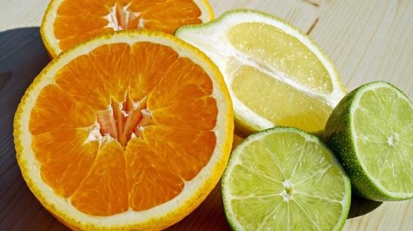 Via le tarme e i cattivi odori con i noccioli di albicocche e le scorze di arancia e limone