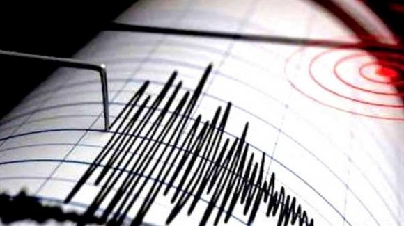 Terremoto, violenta scossa 7.4: si teme il peggio