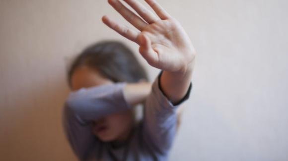 Italia, bimba di 10 anni denuncia: "Mi ha messo lo scotch e poi mi ha violentata"