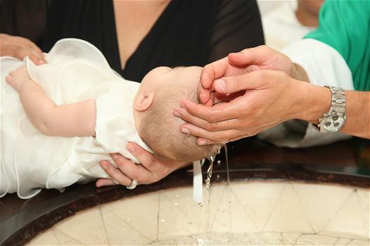 Choc in chiesa, prete prende a schiaffi un bambino durante il battesimo