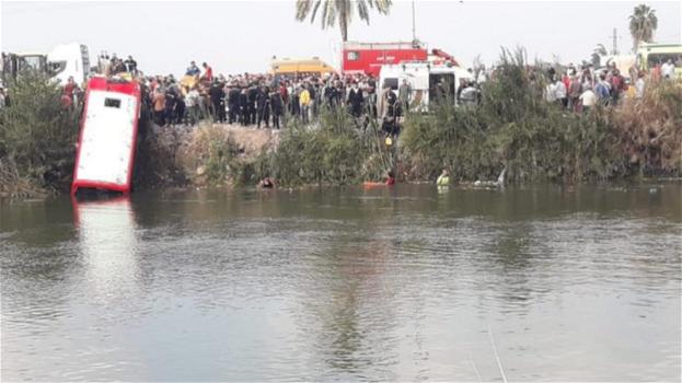 Bus si ribalta in un canale, 19 morti: è una strage
