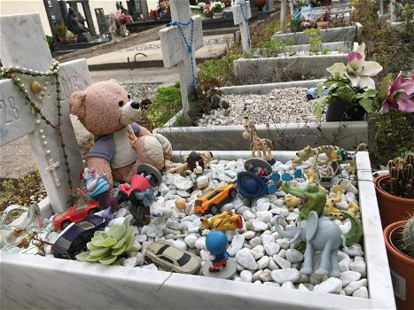 Genitori decidono di non andare più al cimitero a trovare la figlia defunta