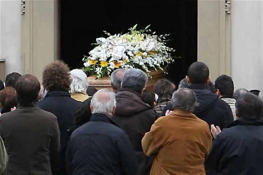 Rissa da orbi durante il funerale tra i parenti del ‘povero’ defunto