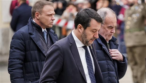 Funerali di Stato di Roberto Maroni, cos’è successo all’arrivo di Meloni e Salvini