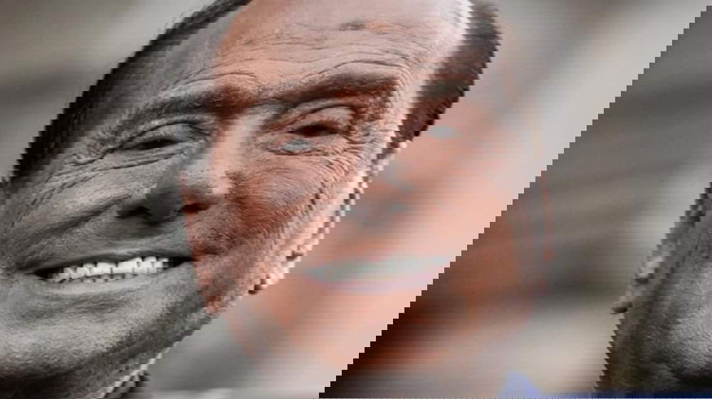 Silvio Berlusconi choc in diretta: "Un pullman pieno di tr***"