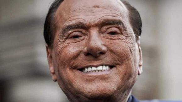 Silvio Berlusconi choc in diretta: "Un pullman pieno di tr***"