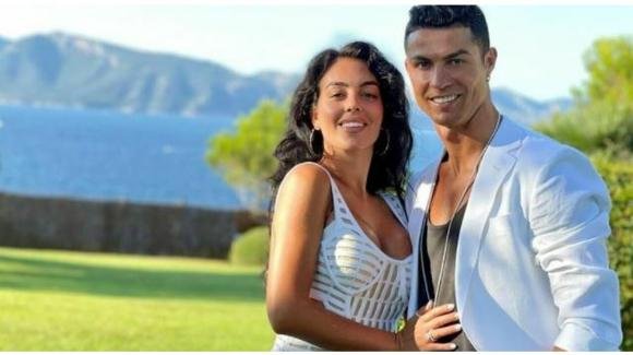 "Ha speso 400mila euro". Cristiano Ronaldo, il regalo di Georgina Rodriguez sta facendo impazzire il web