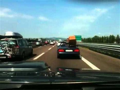 In autostrada con una bara, il video spopola sul web