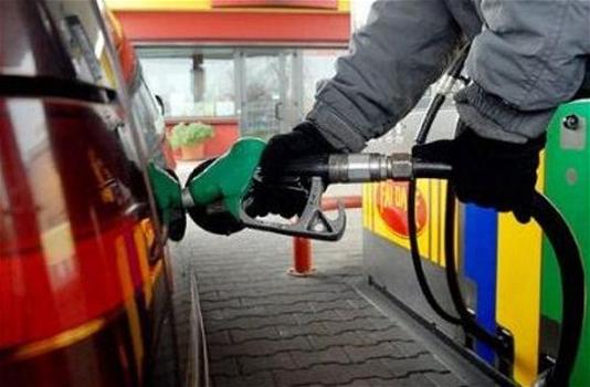 Benzinai chiusi, rimarremo senza benzina: italiani infuriati
