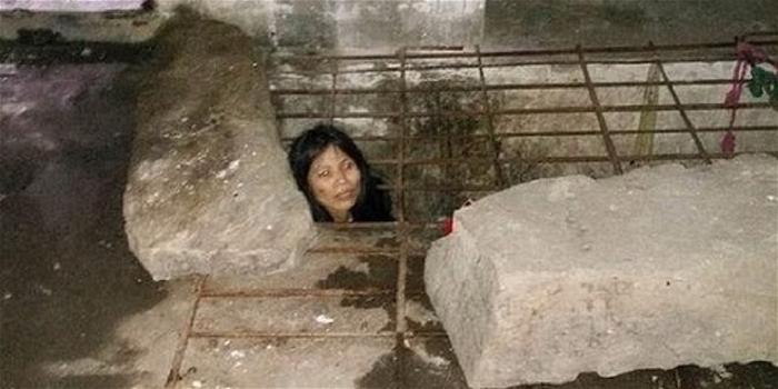 Chiusa in una gabbia in condizioni disumane: la terribile storia della 45enne Peng