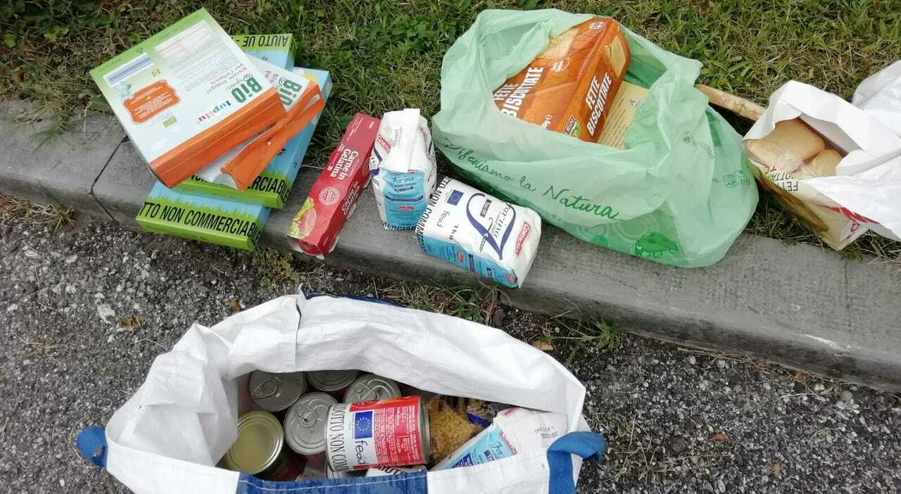 Cibo donato a famiglia bisognosa, i volontari lo consegnano, ma loro lo buttano
