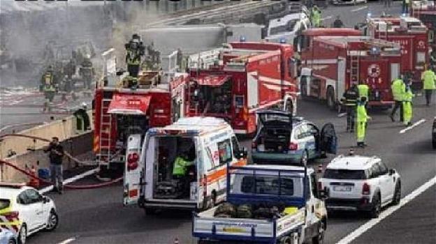 Maxi incidente in autostrada, inferno in Italia: ci sono morti e feriti