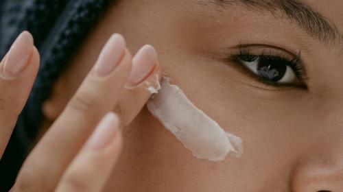 La skincare di base: come proteggere, idratare e pulire la pelle in tre semplici passaggi