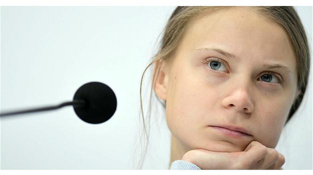 Greta Thunberg, la giovane è stata trascinata via di forza dalla polizia