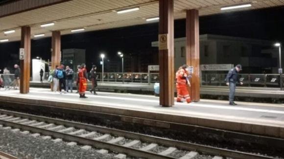 Italia, drammatica tragedia sui binari poco fa. Il treno in corsa ha travolto e ucciso una ragazza