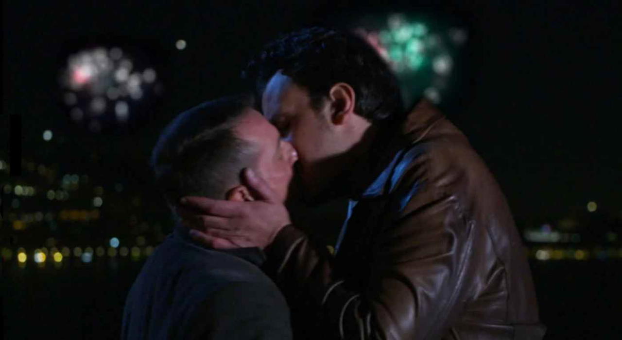 “Che vergogna”. Terremoto in Rai dopo le immagini del bacio gay