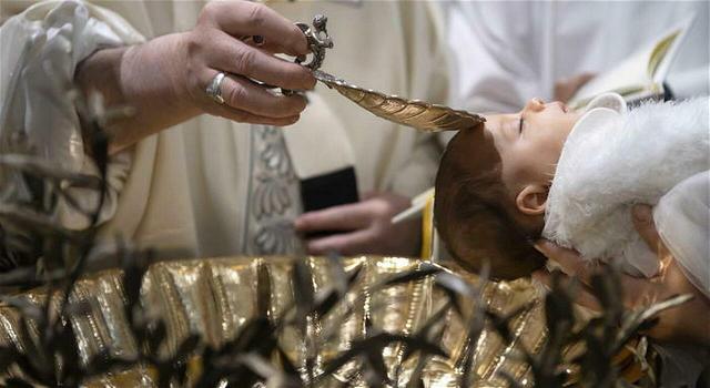 Battezzano il figlio, il prete a fine messa umilia i genitori
