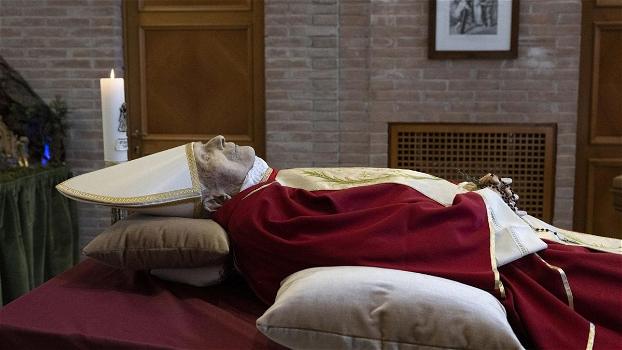 È iniziato l’ultimo saluto a Benedetto XVI, ecco cosa sta succedendo alla camera ardente