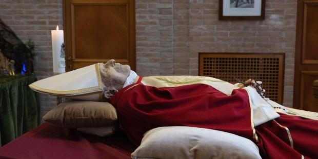 Papa Ratzinger, esce la foto della salma ma c’è qualcosa di choccante