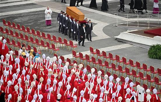 Papa Ratzinger, è successo durante i funerali: l’emozione è stata troppo forte