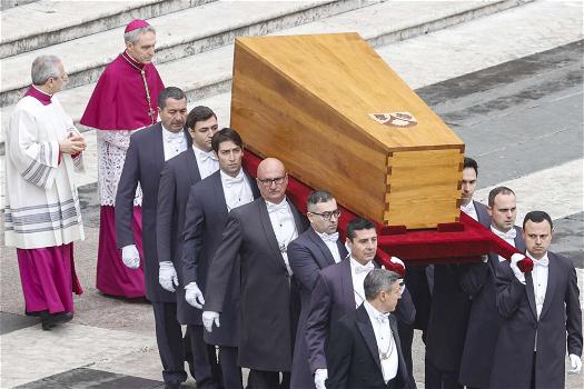 Papa Ratzinger, è successo dopo i funerali. Le telecamere hanno ripreso tutto