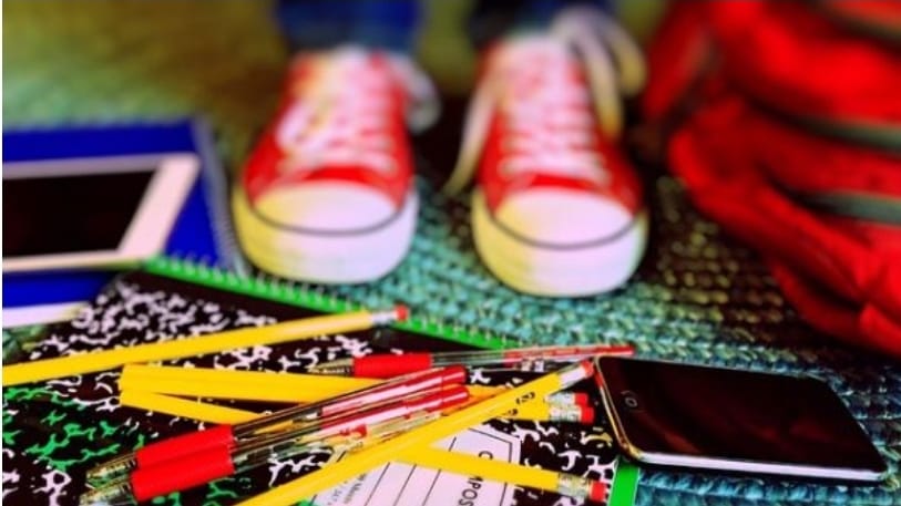 Porta la figlia a scuola ma le vietano l’ingresso