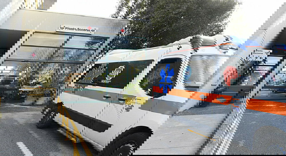 Si presenta al pronto soccorso dopo un gioco erotico, i medici restano sconvolti