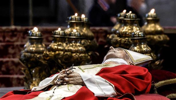 Papa Ratzinger porterà il segreto nella tomba! Il documento in latino nella tomba