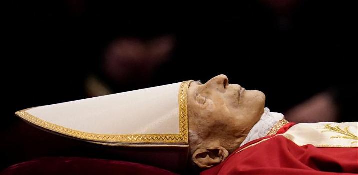 Papa Ratzinger, è successo sulla bara alla camera ardente
