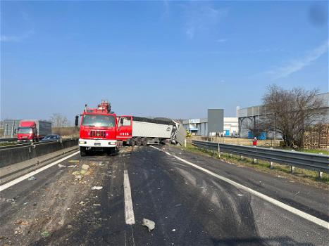 Italia, inferno in autostrada: scontro tra mezzi pesanti e fiamme alte decine di metri