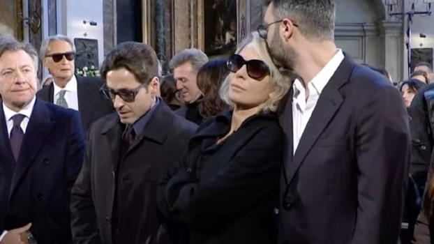 Maria De Filippi, il dramma in diretta durante il funerale di Maurizio Costanzo