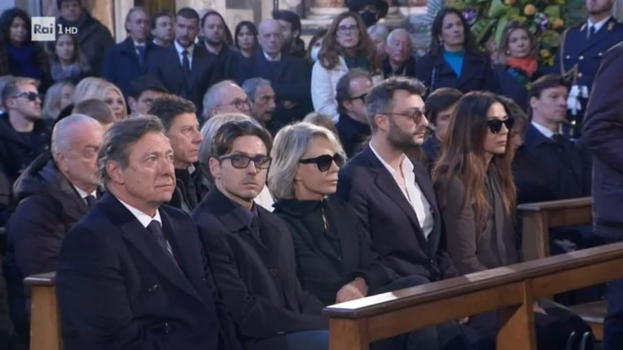 Funerali Maurizio Costanzo, chi è la ragazza seduta in prima fila con Gabriele