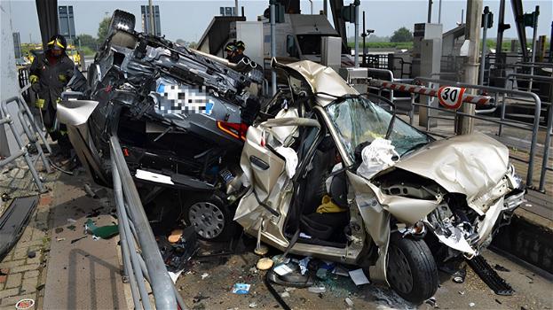 Terribile schianto in autostrada: morti e feriti
