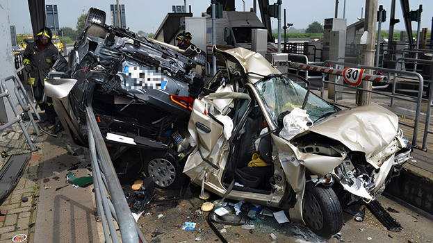 Terribile schianto in autostrada: morti e feriti