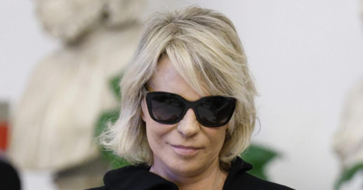 “Altro che rivali”. Maria De Filippi, la telefonata privata prima dei funerali di Maurizio