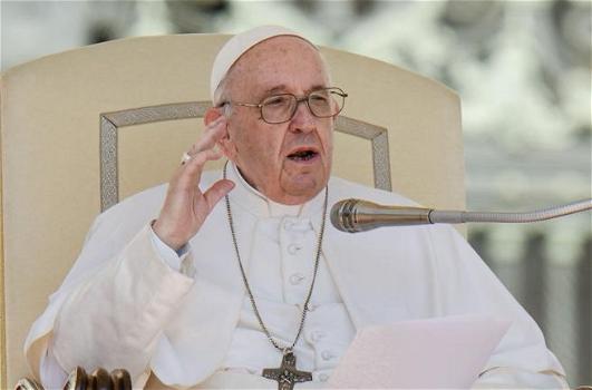 Papa revoca incarico al prete che ha celebrato i funerali di Maurizio Costanzo